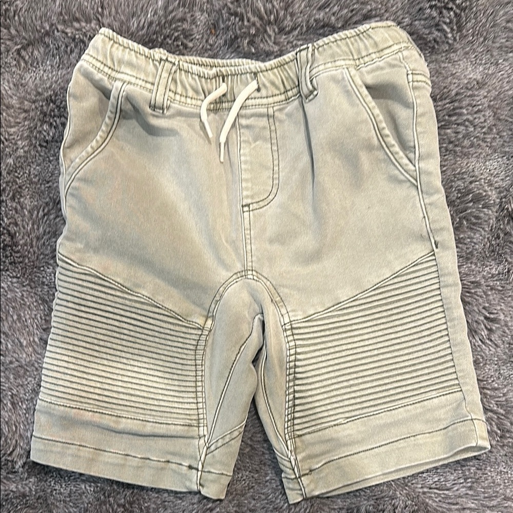 Gray Elastic Waist Shorts with Ribbed Design